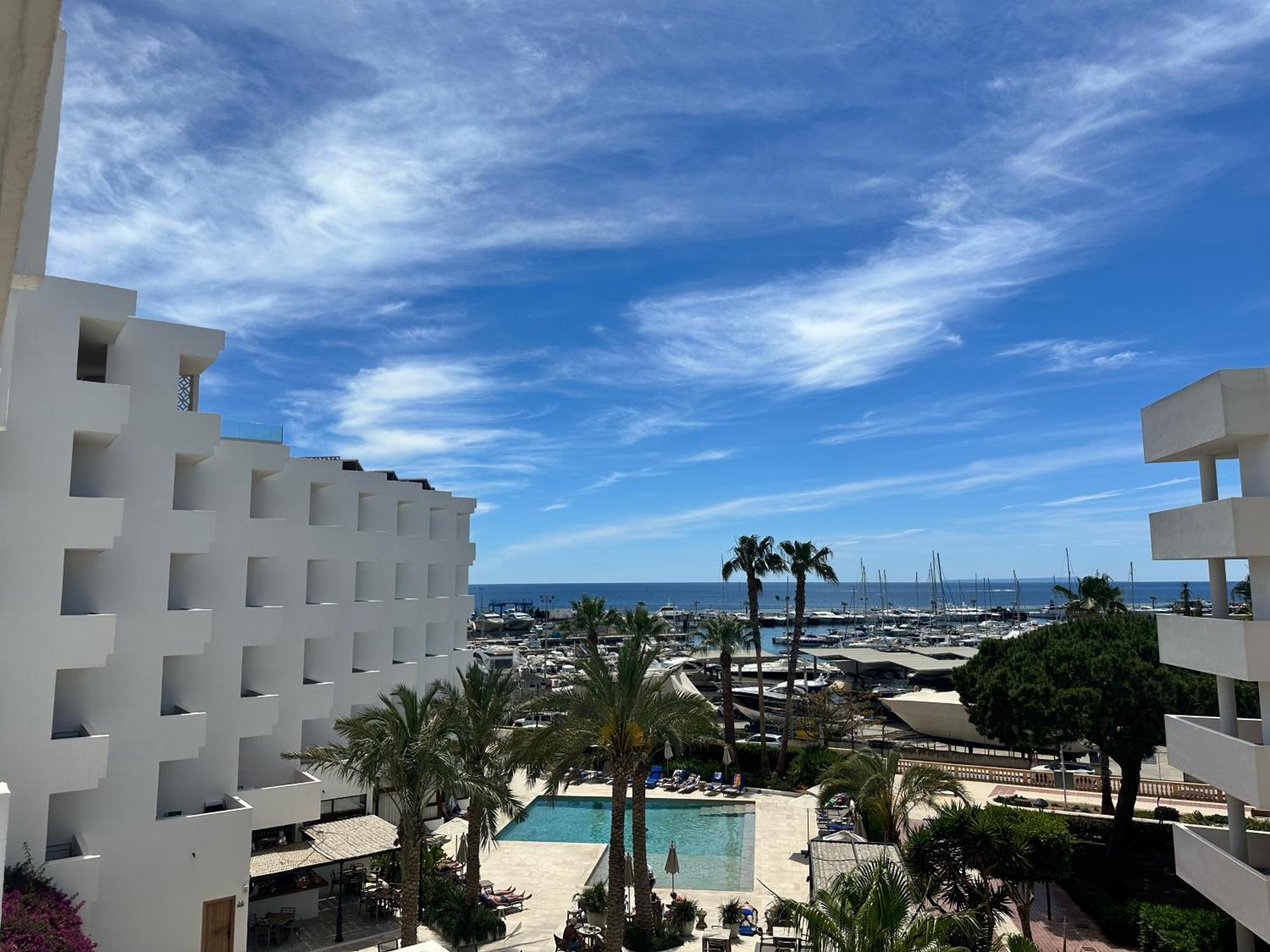 Hotel Tres Torres ซานตาเอวเลเรียเดสริว ภายนอก รูปภาพ